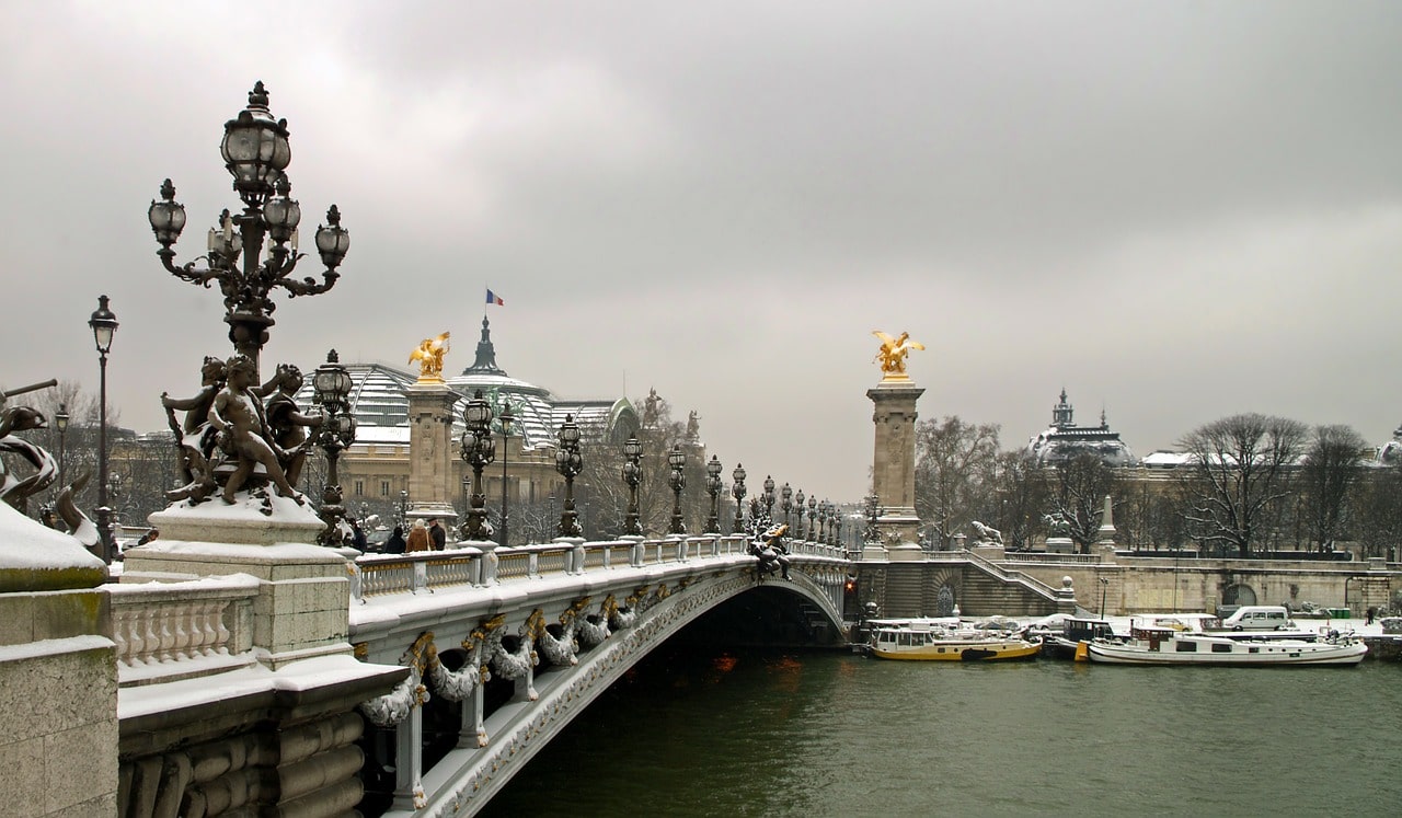Die Brücke Pont Alexandre III hat eine schöne Gestaltung