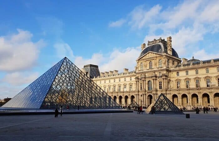 Glaspyramide Louvre Paris